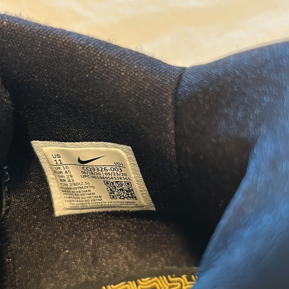 Nike (Kyrie Irving) - Picture 1 of 7